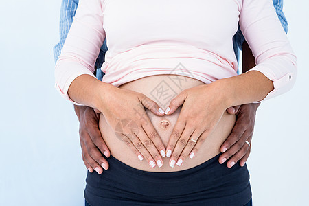 白种背景的孕妇腹部被一对夫妇的切口图片