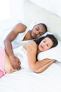 在家与丈夫在一起的怀孕妇女的高角度视角图片