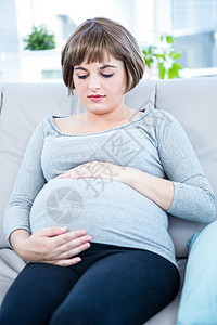 孕妇触摸其肚子女性房间待产女士长椅孕产孕妇装休息沙发母亲图片