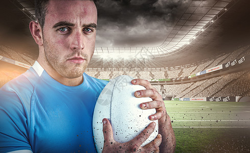 橄榄球玩家观看相机的复合图像服装运动员播放器肌肉沥青体育运动竞技场男人竞技图片