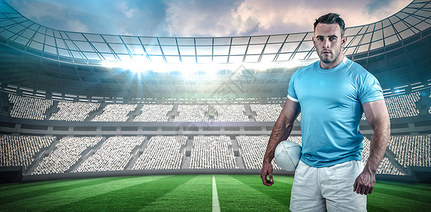 橄榄球玩家观看相机的复合图像男人聚光灯服装竞技场球衣体育场运动服播放器运动员蓝色图片