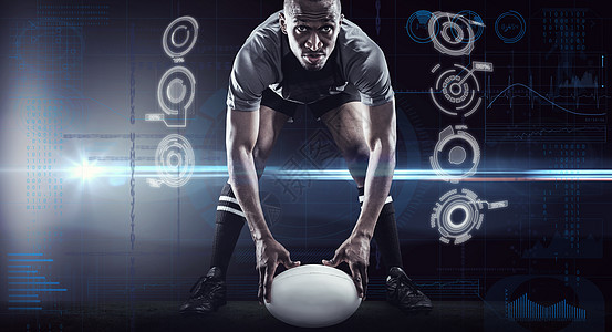 运动员在橄榄球比赛中握着球的复合形象计算机电脑团队运动蓝色科技监控战略黑色挑战图片