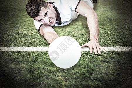 男人在握球时躺倒的复合图像练习橄榄球场运动员运动服男性挑战橄榄球白色计算机闲暇图片