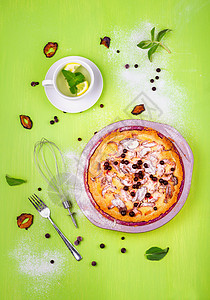 早上好 自制的黑卷饼 和黑色花椰子甜点美食早餐面包叶子餐厅乡村李子小吃作品背景图片