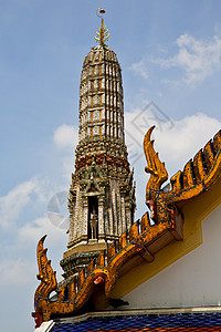 阳光明媚的天空和色彩中的亚沙海地宗教木头窗户旅行阴影恶魔金子雕塑金字塔晴天图片