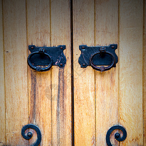 红色铜钉和光亮的黄铜制铜甲入口木头金属建筑学城市古董艺术文化建筑门把手图片