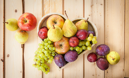 新鲜秋秋季水果感恩乡村食物营养心形李子水平收成收获时间图片