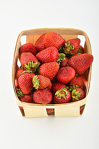 木制篮子中的梅洛草莓 在白色上被孤立水果枝条状食物浆果农业味道木头红色乡村饮食图片