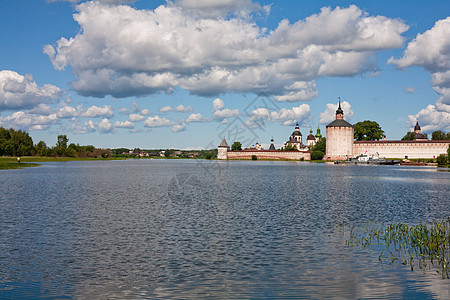 基里洛夫修道院地标历史绿色建筑天空蓝色建筑学灰色白色水平图片