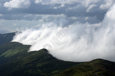 山边喀尔巴阡山 乌克兰阳光树木爬坡顶峰日落天空场景首脑季节生态图片