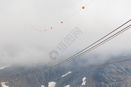 云中单眼消失反转索道白色缆车薄雾晴天高山电缆蓝色滑雪图片