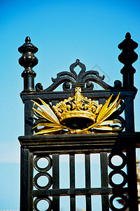 在英格兰的隆登 旧金属大门皇宫金子版税城堡艺术堡垒王国购物中心纪念馆女王框架图片