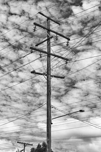 旧木材电线杆电源线电缆活力金属木头电气天空图片