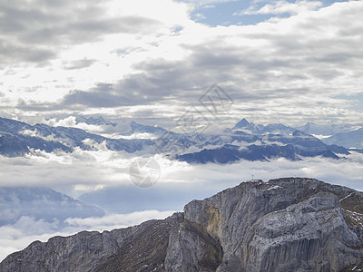 来自瑞士皮拉图斯的瑞士山喇叭悬崖公园旅游丘陵铁路旅行岩石天空场景图片