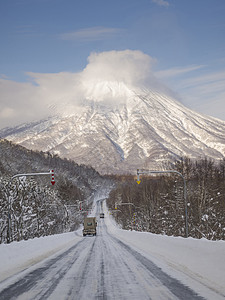 到北海道约提山的冬季公路图片