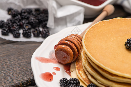 带新鲜黑莓的煎饼生活化合物蜜饯糖浆蓝色美食早餐桌子营养水果图片
