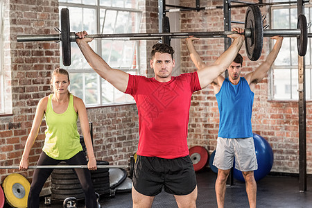 肌肉人举起哑铃调子运动健身房俱乐部训练身体体质男人举重健身图片