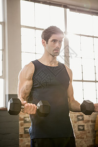 男人举起哑铃起重窗户瘦身运动健身室肌肉运动服班级运动员调色图片