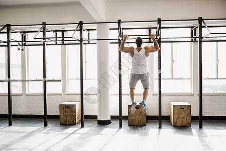 肌肉人的后视力拉起运动员健身房健身室盒子调子讲师锻炼健美重量男性图片
