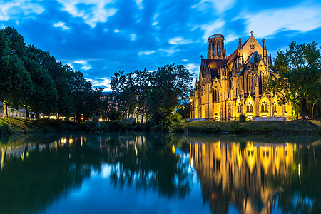 德国圣约翰教堂斯图加特宗教教堂花园反射教会寺庙照明公园树木池塘图片