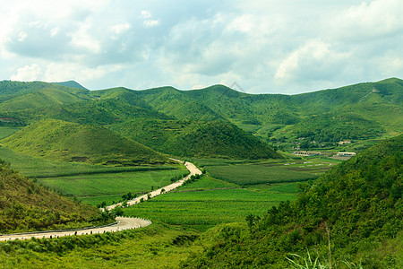 北韩山丘的公路图片
