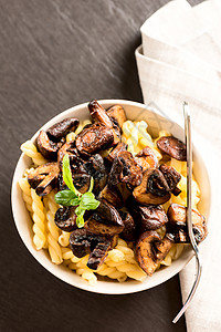 带蘑菇的法西利厨师草药美食午餐油炸盘子叶子食物蔬菜餐巾图片