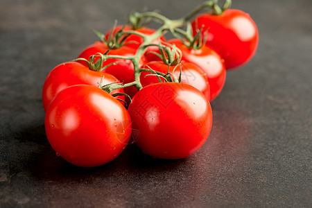 天黑时的番茄沙拉蔬菜红色烹饪绿色桌子营养食物图片