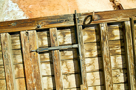 在非洲的马罗斯科州 外表安然无恙的家建筑古董木头建筑学入口安全锁孔隐私螺栓指甲图片