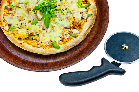 托盘上的鸡肉意大利面和白色的披萨蛋糕食物工具金属反射银器菜肴圆圈餐厅刀刃工作图片