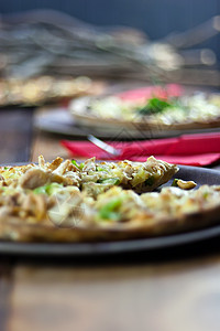 3个比萨饼在罗斯蒂克伍德恩餐桌上小吃食物美食乡村晚餐餐厅静物图片