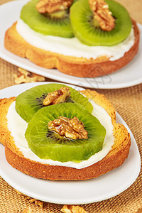 鸡尾酒 奶酪和核桃水果木垫木头盘子营养桌子棕色白色绿色午餐背景图片