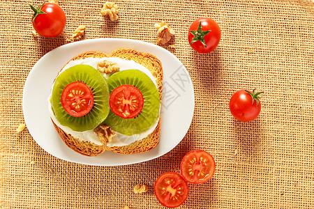 土豆 芝士和樱桃番茄糕点营养木垫午餐水果美食盘子麻布坚果奇异果图片