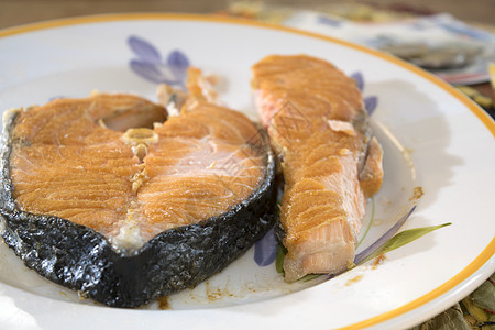 烤鲑鱼片鱼片食物美食炙烤绿色海鲜盘子牛扒饮食午餐图片