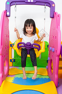 亚裔中国小女孩玩摇摆游戏喜悦公园幸福孩子闲暇快乐享受童年儿童女孩图片