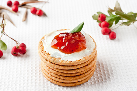 配草莓果酱的曲奇饼干活力力量美食叶子反射桌子奶油健康蓝色餐巾背景图片