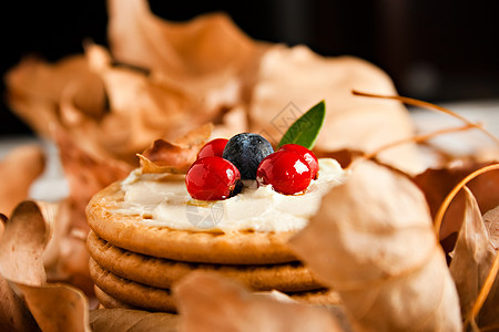配奶油奶酪和蓝莓的曲奇饼作品温暖饼干饮食餐巾反射浆果蓝色早餐奢华图片