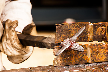 铁匠工作辉光金属锤子工人锻工锤头工艺古董男人工具背景图片