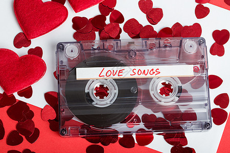 带有织物心脏的红色背景录音磁带案件立体声歌曲音乐数据塑料盒子标签模拟纸屑背景图片