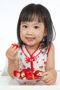 亚裔中国小女孩食草莓吃草莓甜点幸福孩子乐趣享受早餐水果女性饮食食物图片