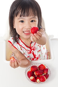 亚裔中国小女孩食草莓吃草莓孩子快乐童年享受浆果营养女性幸福女孩食物图片