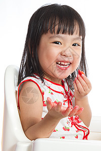 亚裔中国小女孩食草莓吃草莓水果享受浆果女性女孩孩子饮食童年早餐幸福图片