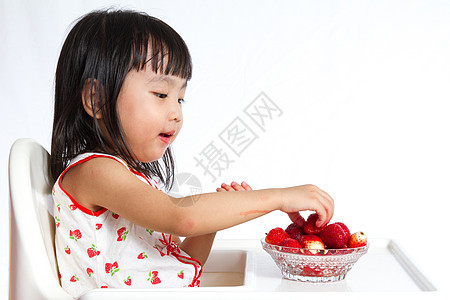 亚裔中国小女孩食草莓吃草莓女孩食物营养饮食甜点孩子浆果幸福水果快乐图片