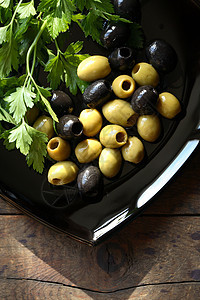 颗粒上的橄榄美食水果小吃服务餐具黑色厨房香菜咖啡店绿色图片