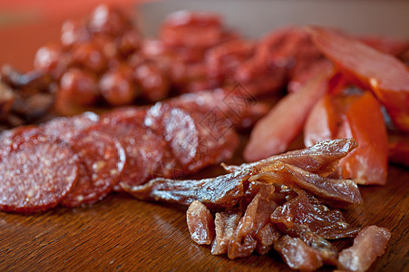 肉类和香肠木板胡椒美食火腿桌子猪肉蔬菜厨房牛肉香菜图片