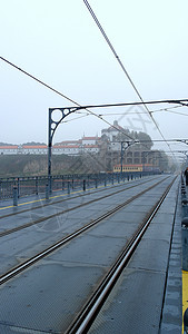 Dom Luiz桥上的铁路 葡萄牙波尔图立交桥技术城市车站基础设施旅行蓝色车辆交通天空图片