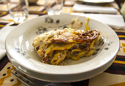 意大利手工制作的千意大利面条盘子烹饪营养午餐黄色面条美食牛肉厨房糖类图片