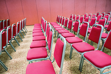 现代会议室的空座椅商业大厅推介会红色房间建筑学家具职场讨论木板图片