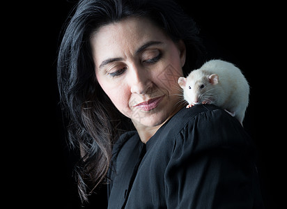 黑与老鼠的黑妇女女士宠物黑发白色小飞鼠女性图片