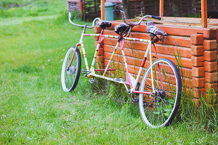 两个乘客的自行车 双环运动旅行古董踏板骑术车轮公园红色图片