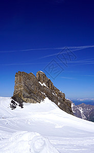 Titlis 垂直Titlis蓝色天蓝色顶峰旅游游客地标滑雪岩石风景三角形图片